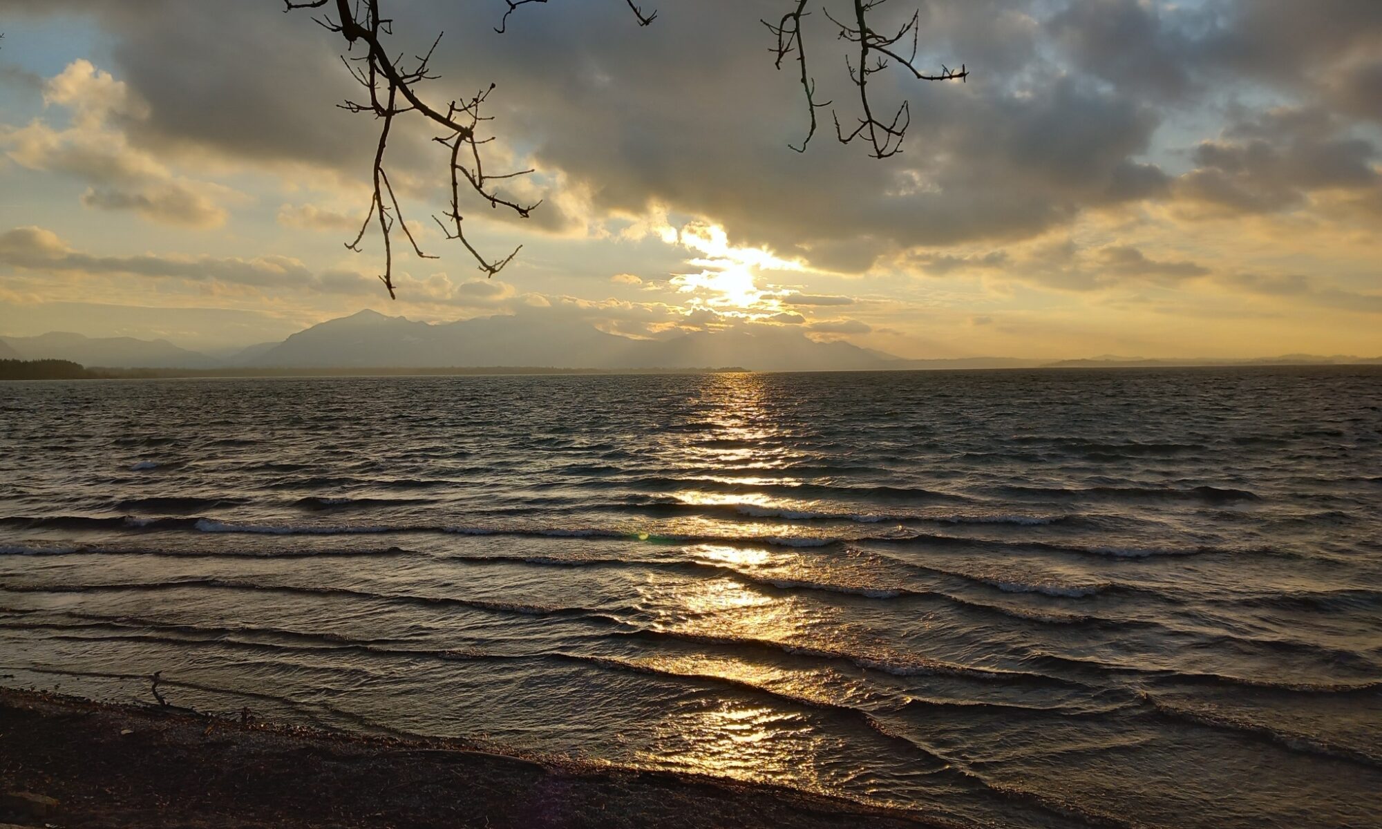Winter am Chiemsee mit leichtem Wellengang
